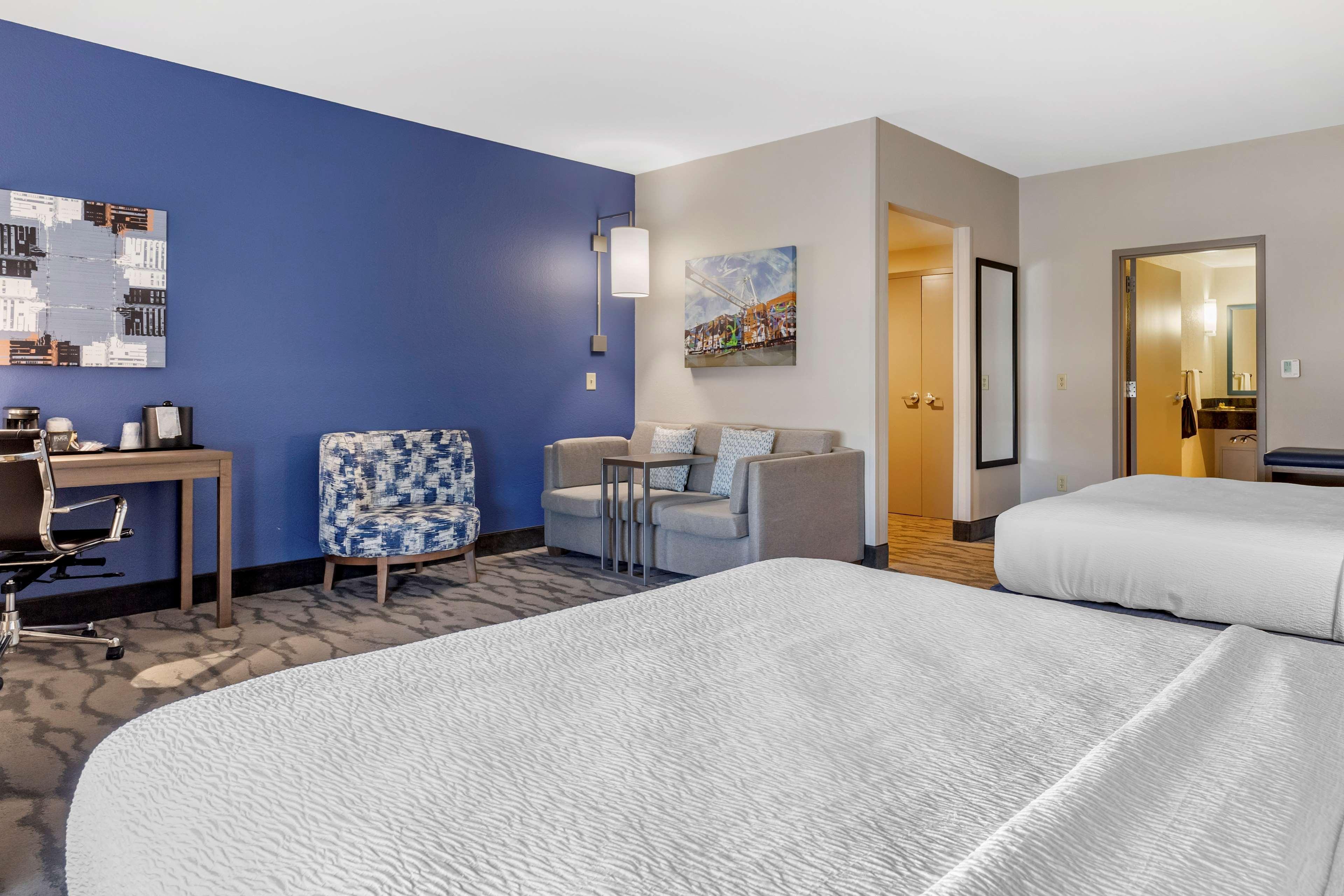 Best Western Plus Castlerock Inn & Suites Бентонвилль Экстерьер фото