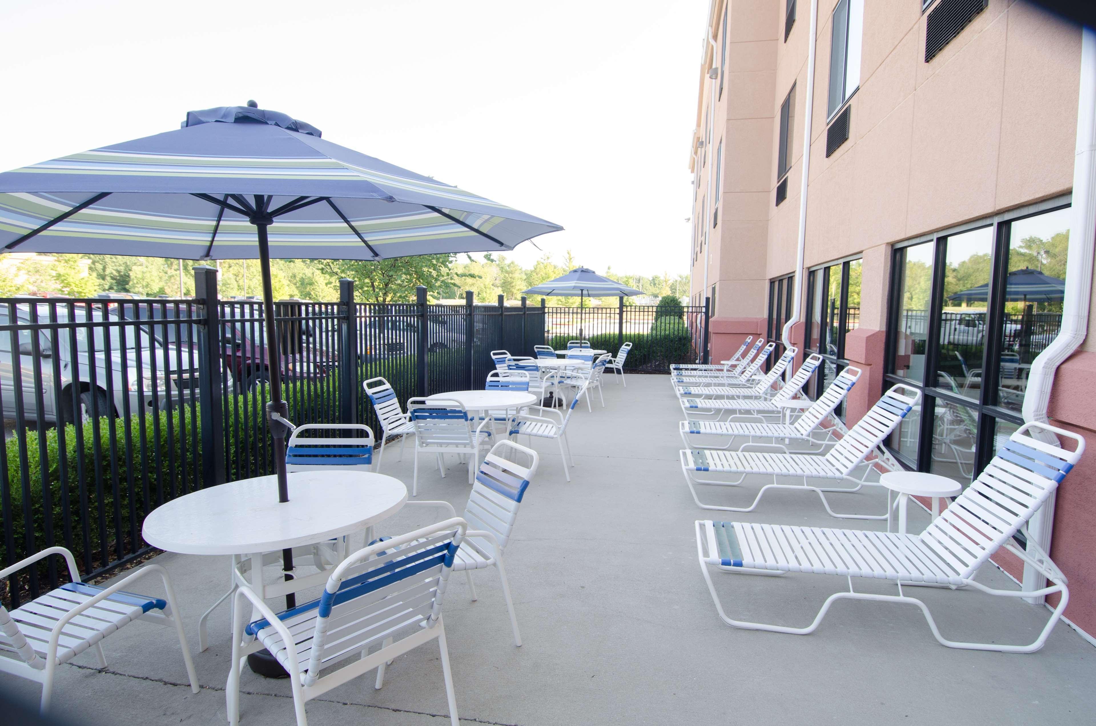 Best Western Plus Castlerock Inn & Suites Бентонвилль Экстерьер фото