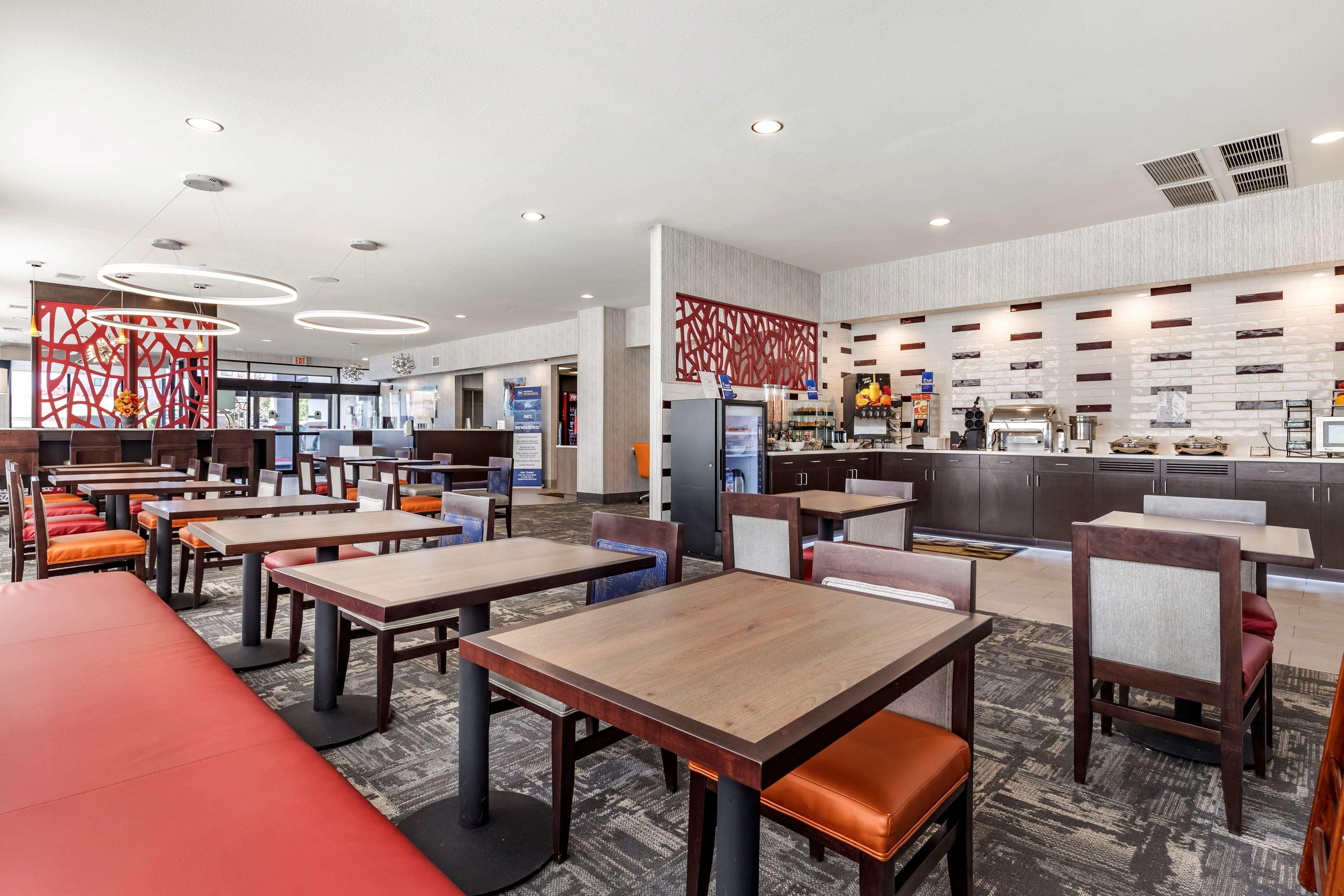 Best Western Plus Castlerock Inn & Suites Бентонвилль Экстерьер фото