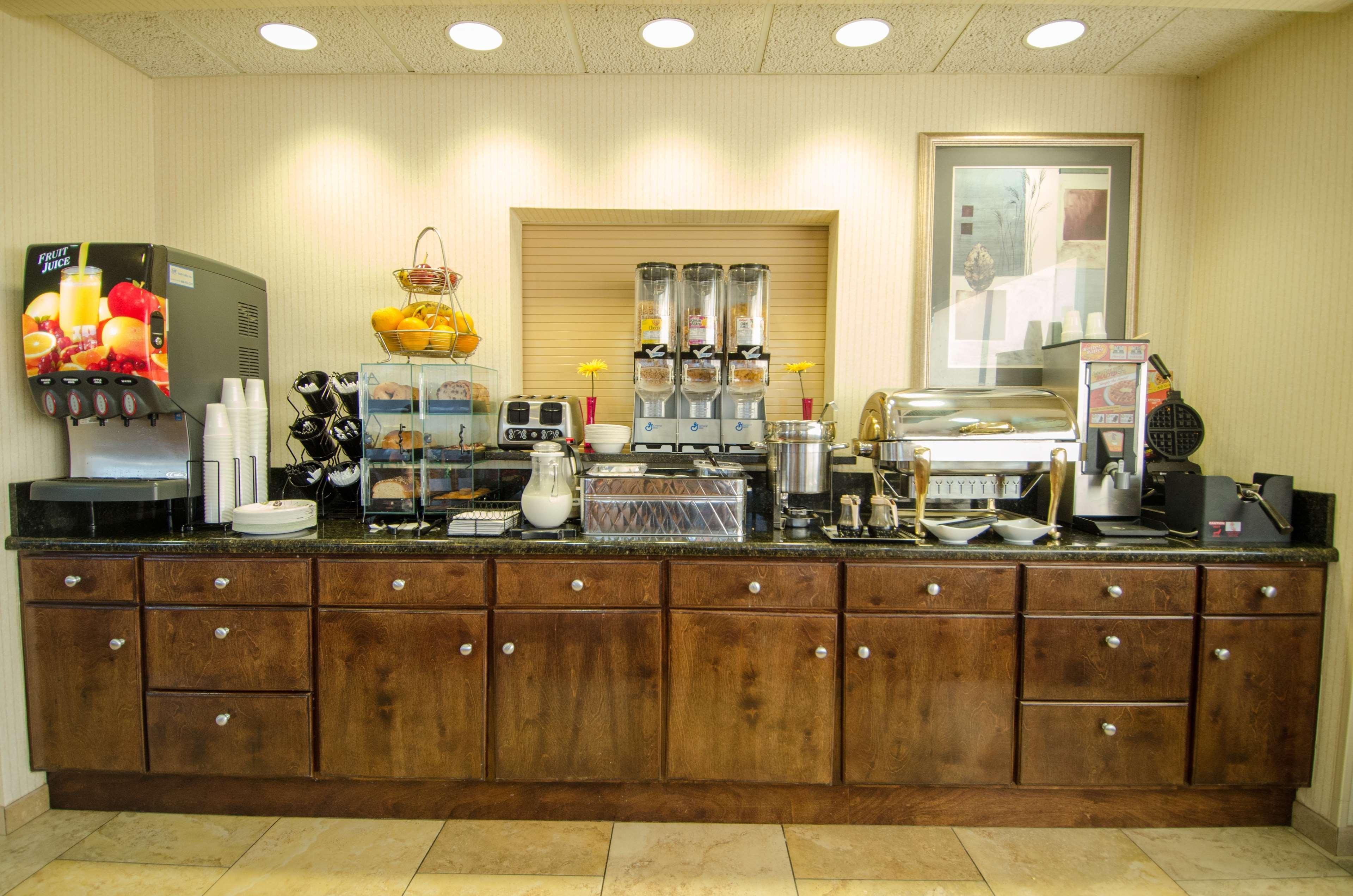 Best Western Plus Castlerock Inn & Suites Бентонвилль Экстерьер фото