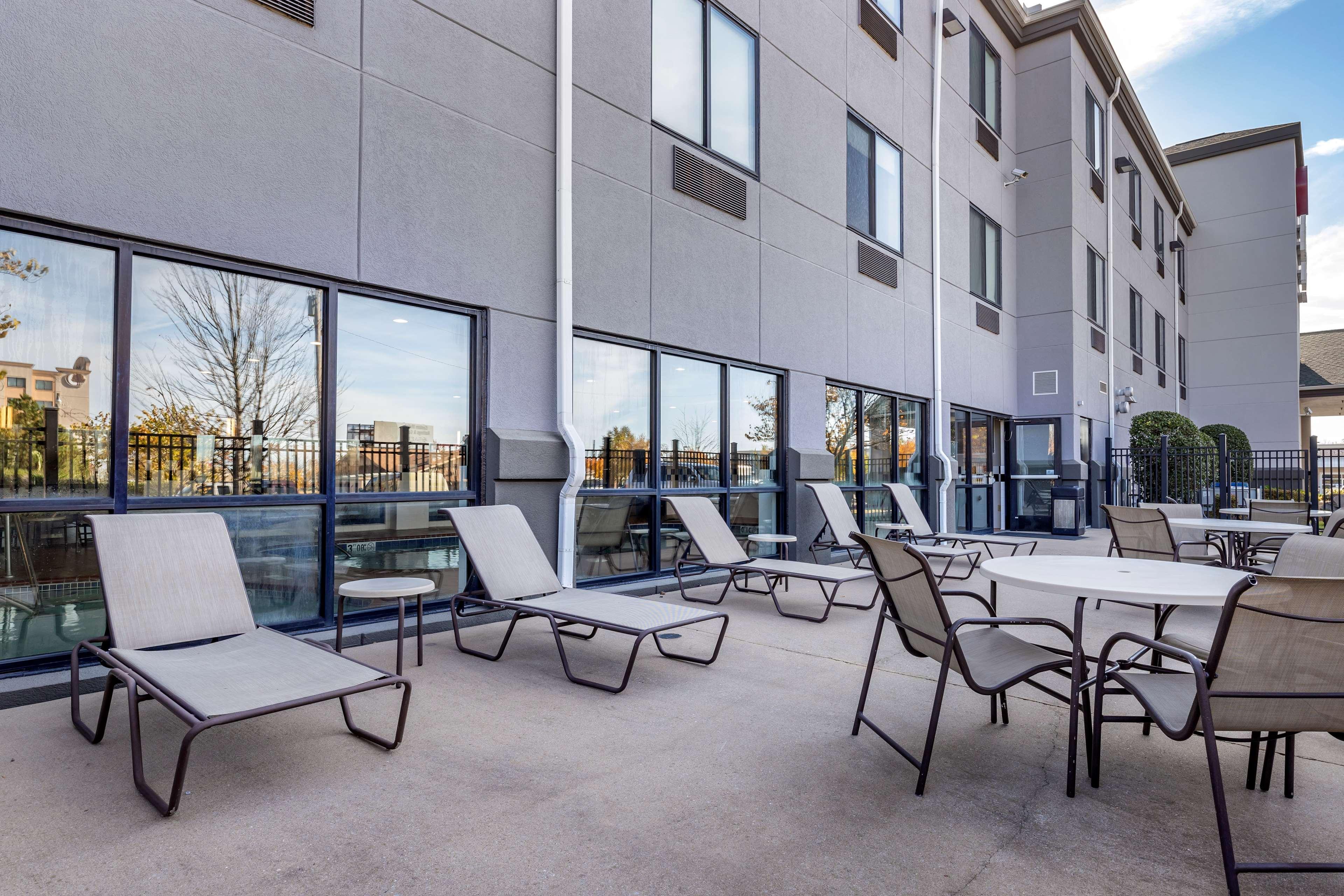 Best Western Plus Castlerock Inn & Suites Бентонвилль Экстерьер фото