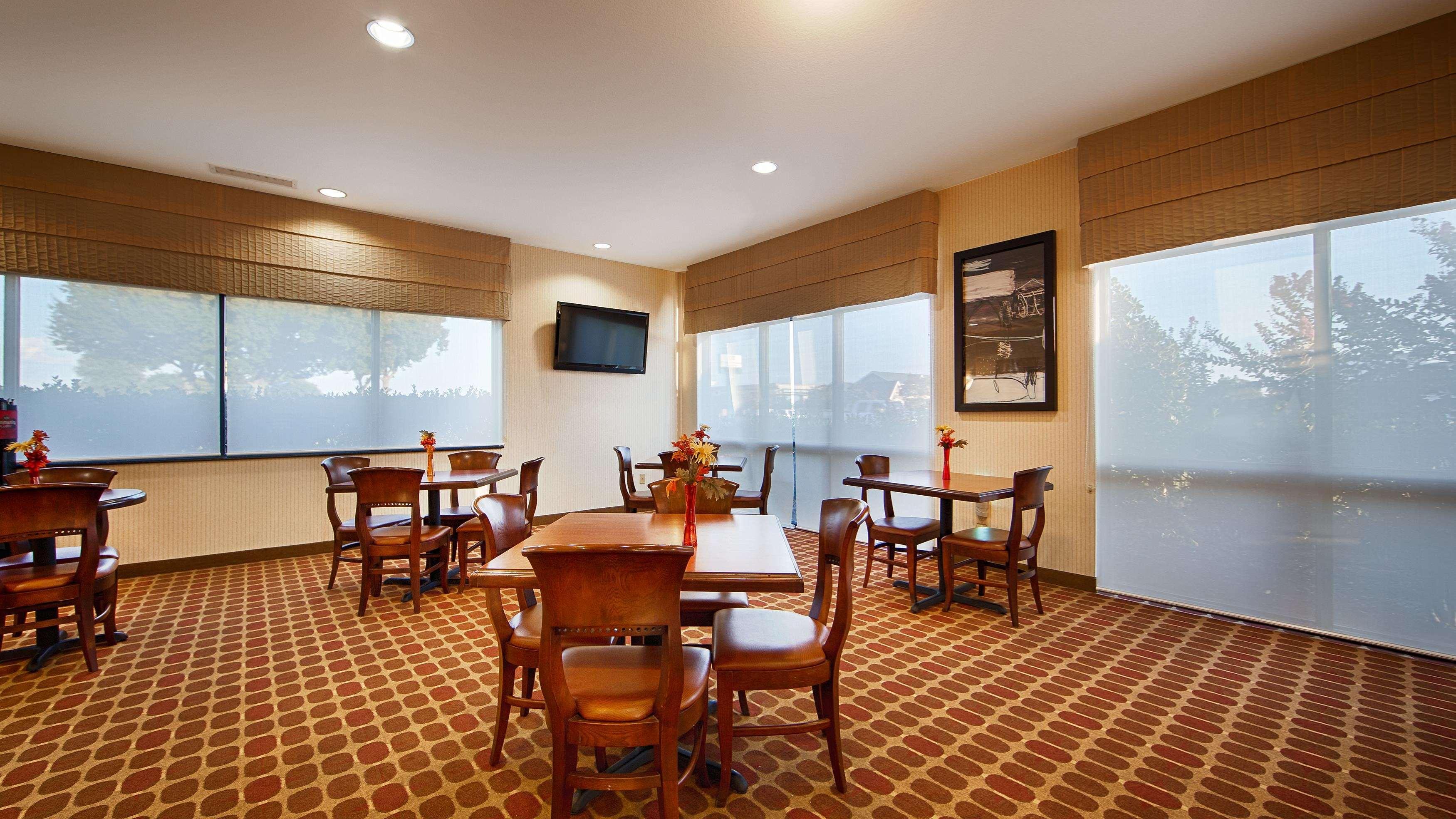 Best Western Plus Castlerock Inn & Suites Бентонвилль Экстерьер фото